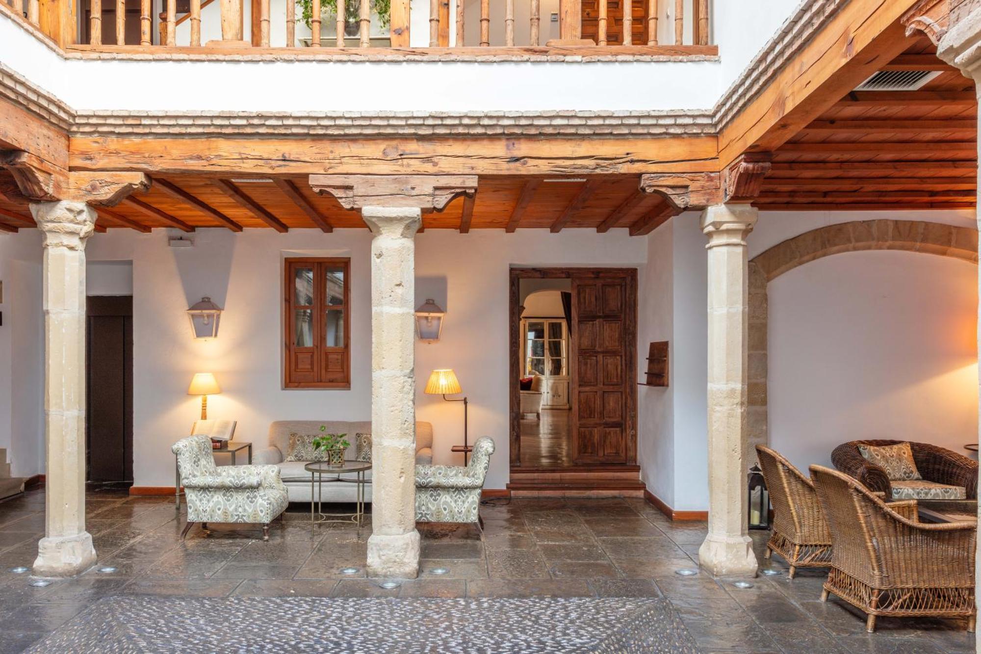 Hotel Puerta De La Luna Baeza Esterno foto