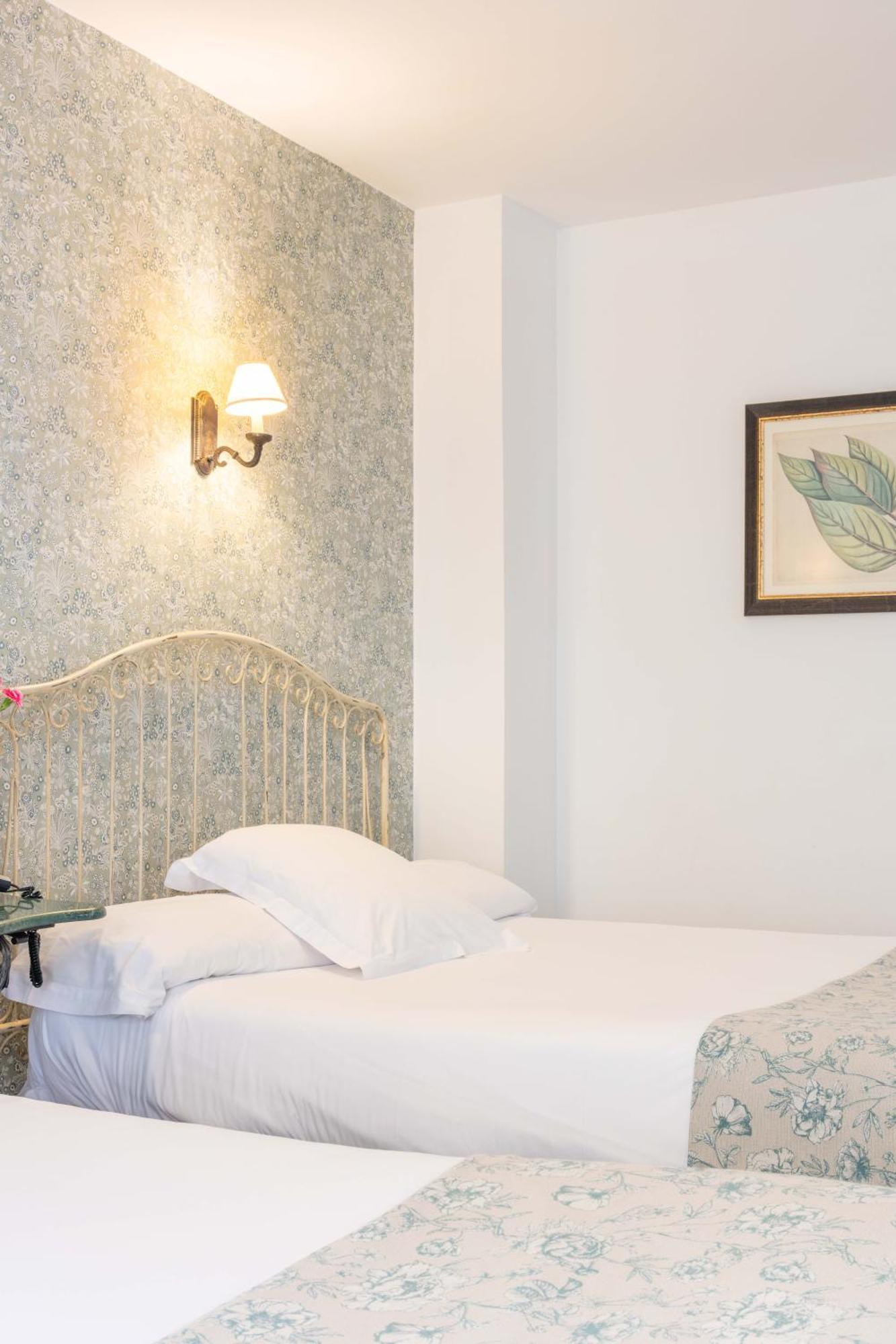 Hotel Puerta De La Luna Baeza Esterno foto