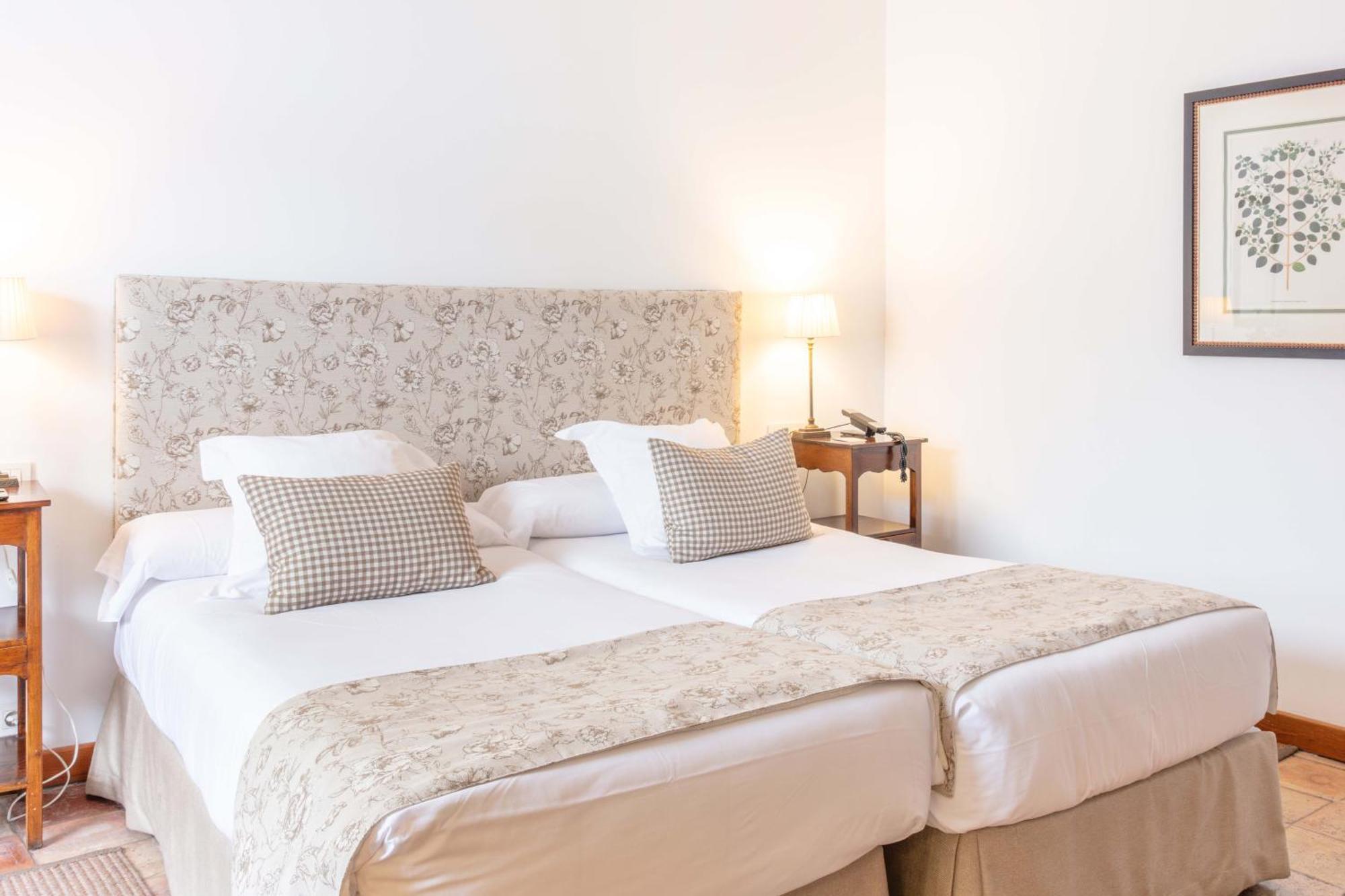 Hotel Puerta De La Luna Baeza Esterno foto